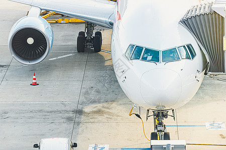飞机停在机场跑道上场地飞机场白色旅行客机运输商业引擎地面翅膀图片