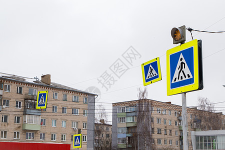 蓝色广场的路标人是指行人交叉口街道注意力红绿灯邮政天空信号交通韧性金属警报图片