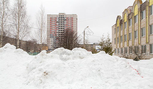 在有高楼建筑的市街上 堆积了一大堆雪地图片