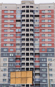 由红色 灰色和白砖制成的住宅高楼多彩建筑天空阳台建筑物窗户世界房地产建筑学不动产景观城市生活图片