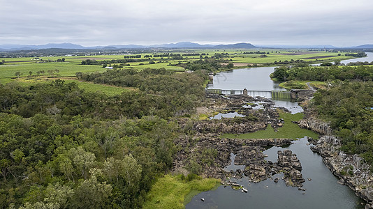 乡村河上的一列韦尔和岩石航空高清图片