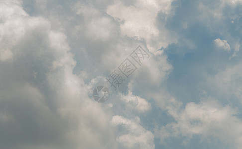 蓝天上蓬松的白云 触感柔软如棉 白色蓬松的云景 自然之美 特写白色积云纹理背景 纯洁的白云图片
