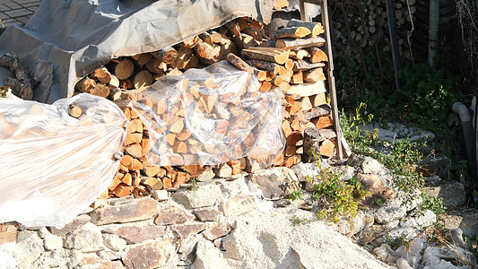 为冬季制成的被切碎的火柴皮森林乡村林业木材加热资源硬木松树环境柴堆图片