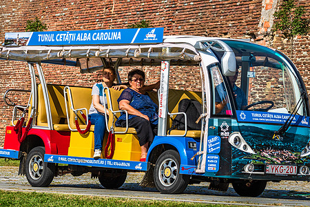 2021年在Alba Iulia为运送游客而开起的电动露天汽车图片