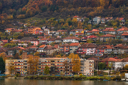 多瑙河和Orsova市植被和建筑的景象 水边观点 2021年 罗马尼亚奥尔索瓦全景巡航蓝色运输旅游假期森林地标导航天空图片