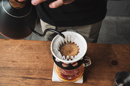 咖啡师滴咖啡和慢咖啡吧风格休闲饮料复古咖啡杯时间时光咖啡店作物低温对象背景图片