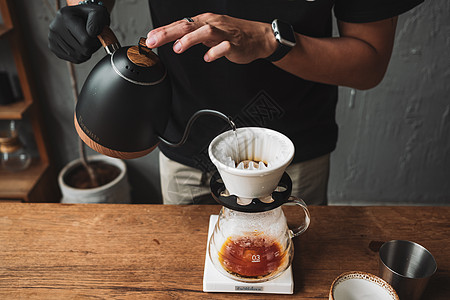 咖啡师滴咖啡和慢咖啡吧风格对象咖啡杯低温茶几冷饮咖啡店商业复古时光饮料图片