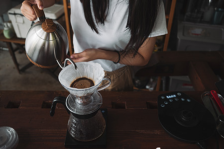 咖啡师滴咖啡和慢咖啡吧风格咖啡杯咖啡机咖啡馆茶几冷饮商业作物咖啡店时光杯子背景图片