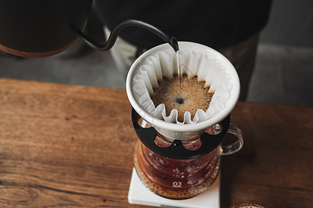 咖啡师滴咖啡和慢咖啡吧风格冷饮低温时间杯子咖啡机休闲时光对象饮料咖啡馆背景图片