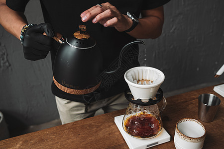 咖啡师滴咖啡和慢咖啡吧风格复古饮料茶几时光低温咖啡机对象杯子咖啡馆休闲背景图片