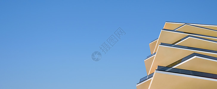 现代建筑建筑细节建筑立面玻璃和混凝土晴朗的蓝天旗帜房地产市场 新公寓楼立面酒店建筑横幅房地产设计元素图片