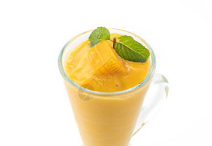 新鲜芒果冰酸奶果汁黄色热带玻璃茶点饮食食物白色早餐背景图片
