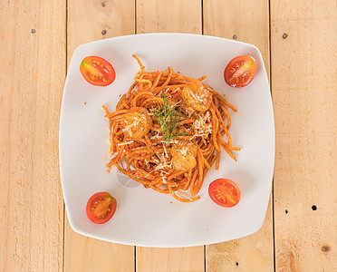 带虾的意大利面条红色盘子海鲜午餐食物图片