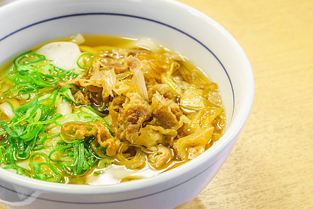 桌上的日本拉面面猪肉早餐海藻香料晚餐美食营养蒸汽盘子洋葱图片