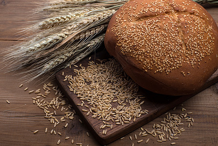 Rye 切面包在桌子上木板面包面粉面团木头小麦食物脆皮厨房包子图片