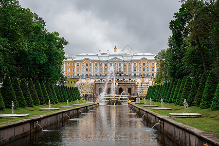 圣彼得堡彼得霍夫宫花园 圣彼得堡文化溪流火花建造纪念碑瀑布地标建筑学公园金子图片