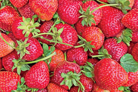 在市场摊位上特写草莓果汁甜点水果养分团体叶子饮食食物浆果宏观图片