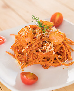 带虾的意大利面条海鲜盘子午餐食物红色图片