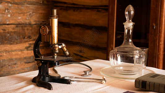 古老的显微镜 在旧的真实实验室里图片