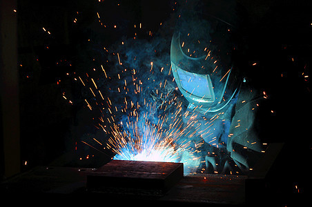 电焊机在工厂酿造钢铁活力蓝色艺术生产建造技术工作工人面具黑色图片