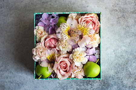 新鲜夏夏花盒玫瑰百合礼物风格花瓣植物群盒子展示绣球花作品图片