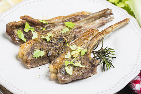 羊肉架食物架子午餐胡椒牛扒绿色迷迭香乡村炙烤美食图片