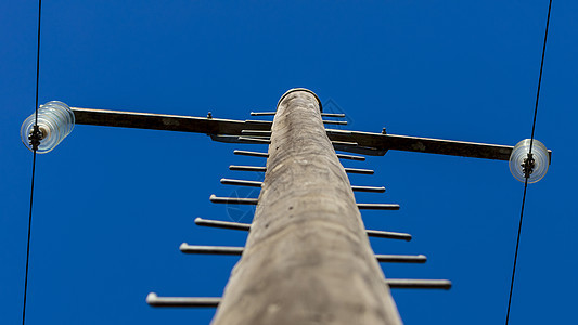 向蓝天看电线杆的照片电力柱子电话邮政变压器电线杆灰色公用事业金属通讯图片