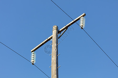 木制电话亭和电缆摄影照片电力电线杆环境线条力量天空紧张传输杆公用事业电话线图片