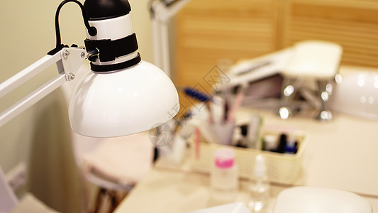 一个模糊的美甲沙龙的背景上的灯光按摩奢华家具化妆品手套店铺温泉桌子职场工作图片