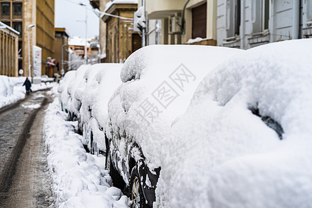 汽车上覆盖着今年第一场雪的积雪 冬天的概念 停在街上的雪车 厚厚的雪公园气候季节交通降雪天气运输冻结层雪暴风雪图片