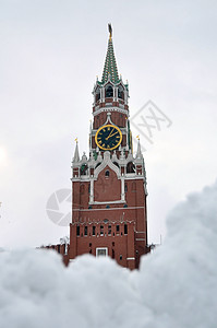 莫斯科克里姆林宫的斯帕斯卡雅塔 在冬天 前台下雪白色蓝色建筑学历史天空暴风雪城市建筑时间首都图片