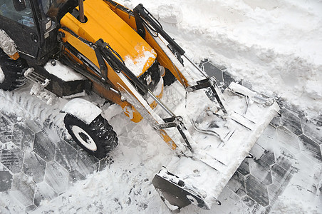 使用拖拉机和附件来消除积雪现象力量运输机器雪猫城市工作推土机打扫工业车辆图片