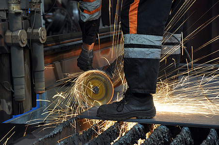 工厂的工人切金属 火花技术安全工具工作男人焊接磨机生产黑色作坊图片