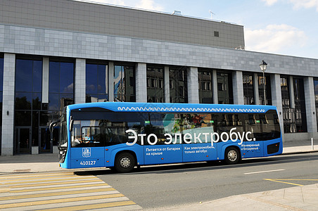 莫斯科街道上现代和舒适城市电动巴士 在莫斯科街上图片