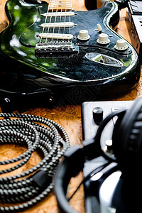 吉他和工作室设备指板乐队音乐家摄影电线电子电缆音乐低音乐器图片
