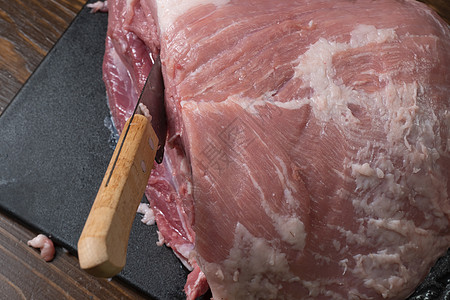 在特写镜头中用刀将猪肉或牛肉切成薄片 肉类菜肴和食品的准备 烤羊肉串 烧烤或烤肉串用的红肉片 用刀切生鲜肉 食谱厨师人手餐厅食物图片