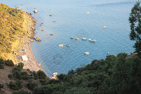 小船漂浮在岸边的海中 美丽的风景 如画的海景和海上的许多小船图片