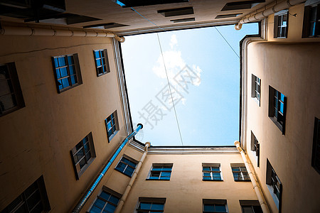 俄罗斯圣彼得堡老城的院内庭院地标城市历史角落街道房子旅游窗户院子天空图片