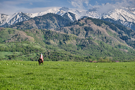 骑马穿传统服装的哈萨克女孩游牧民族草原主题水平天空骑术景观工作摄影风景图片