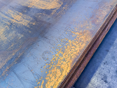 一堆生锈的金属板  有选择地聚焦的特写边缘商业生产仓库工件对角线材料工厂销售热轧图片