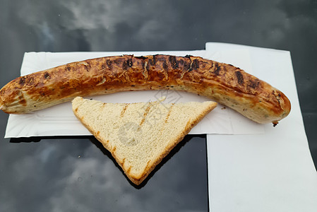 黑色金属表面上的传统德国香肠图片