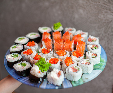在家做寿司和卷饼 带海鲜和白米的寿司烹饪午餐饮食客人木板美食小吃海藻黄瓜海苔图片