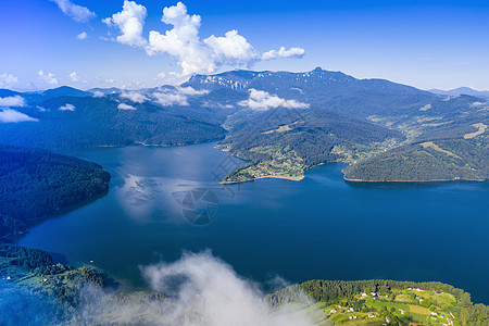 夏季湖和山地景观图片