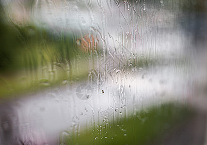 雨天透过窗户在天空和城市建筑背景水滴细雨悲伤下雨玻璃墙纸环境水分房子宏观图片