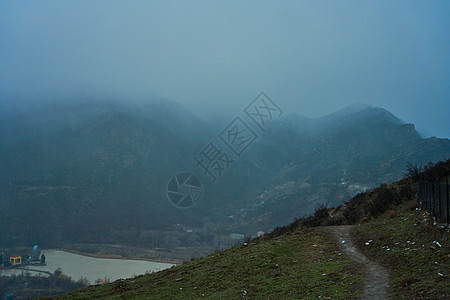 满天云雾的山地风景 秋天下雨 秋天旅行戏剧性季节荒野天空公园蓝色天气旅游国家图片