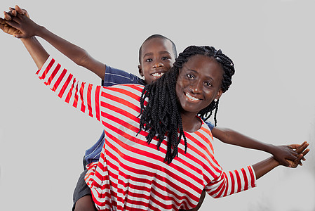 快乐的母亲和孩子微笑儿子男生女性妈妈女士青年家庭父母情感乐趣图片