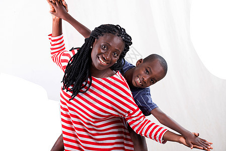 快乐的母亲和孩子微笑父母童年儿子情感男生妈妈情绪孩子们女性青年图片