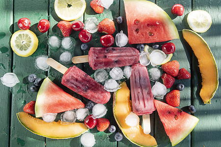 各种水果桌上用红果制成的冰棒冰淇淋红色浆果甜蜜甜点食物味道棒冰图片