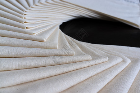 白色织物折叠堆叠 织物纹理背景 概念工作坊样机材料海浪线条涟漪丝绸墙纸亚麻帆布折叠布图片
