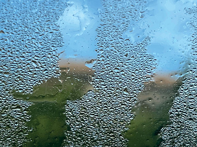 特写玻璃上的雨滴和水滴花园美丽环境反射植物生长季节草地叶子宏观图片